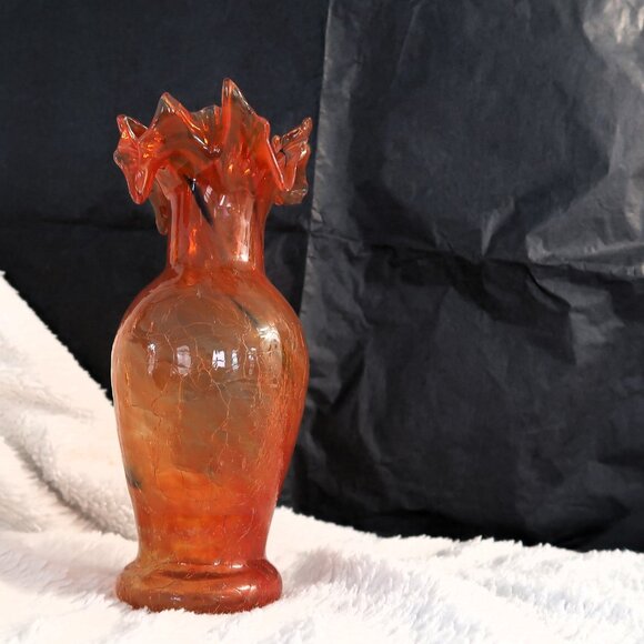 VINTAGE HAND BLOWN ORANGE CRACKLED GLASS VASE WITH RUFFLED TOP NINE INCHES TALL - Picture 3 of 12